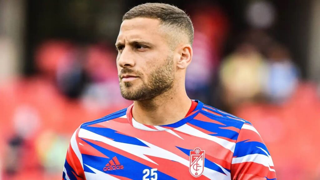 منشوراته أشعلت الغضب.. جماهير فورتونا تُسقط صفقة المهاجم الاسرائيلي فايسمان قبل توقيعها