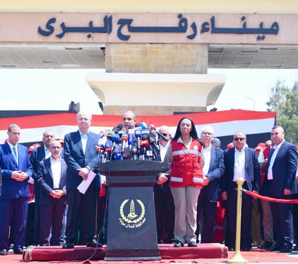 وزير الخارجية المصري ورئيس الوزراء الفلسطيني يتفقدان معبر رفح و”المطبخ الإنساني” بالشيخ زويد دعماً لغزة