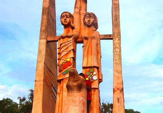 لومي.. بين شواطئ الذهب وسحر الفودو