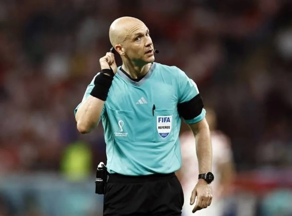 الحكم الإنجليزي تايلور: عائلتي تبتعد عن الملاعب بسبب الإساءات