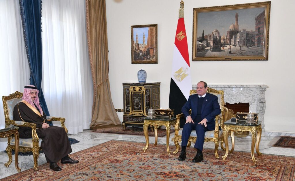 الرئيس المصري يلتقي وزير الخارجية السعودي بالقاهرة لبحث تطورات الأحداث في المنطقة