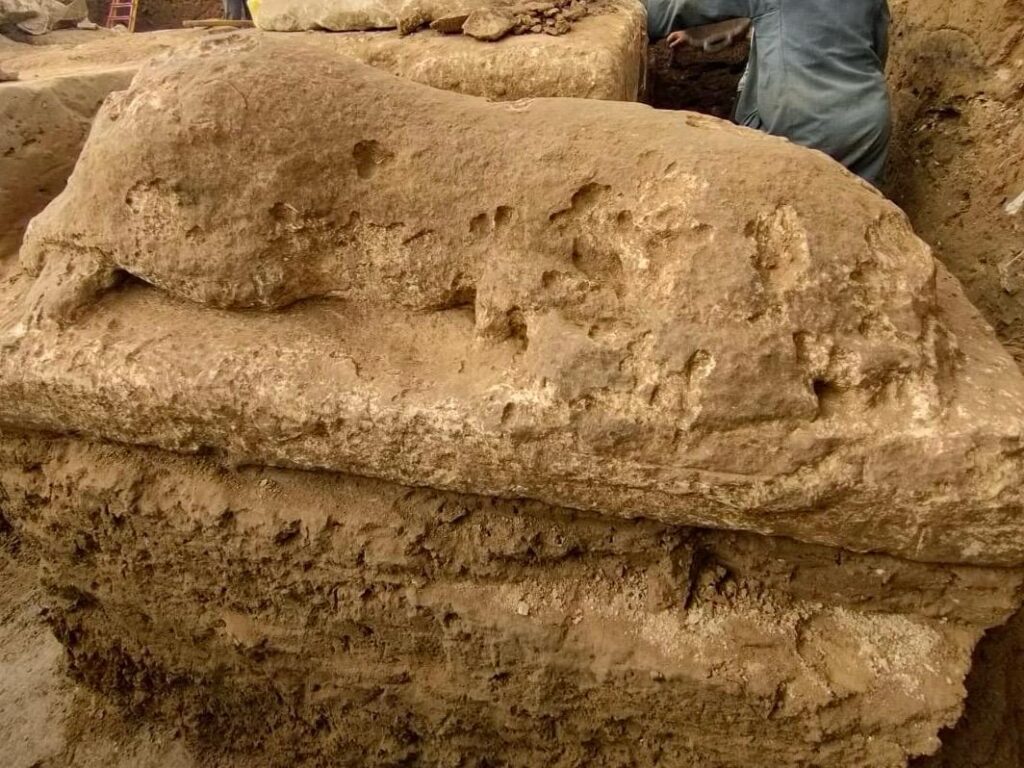 بعثة أثرية مصرية-صينية تكشف عن مبنى يُرجّح انتماؤه لمعبد الملك أبريس