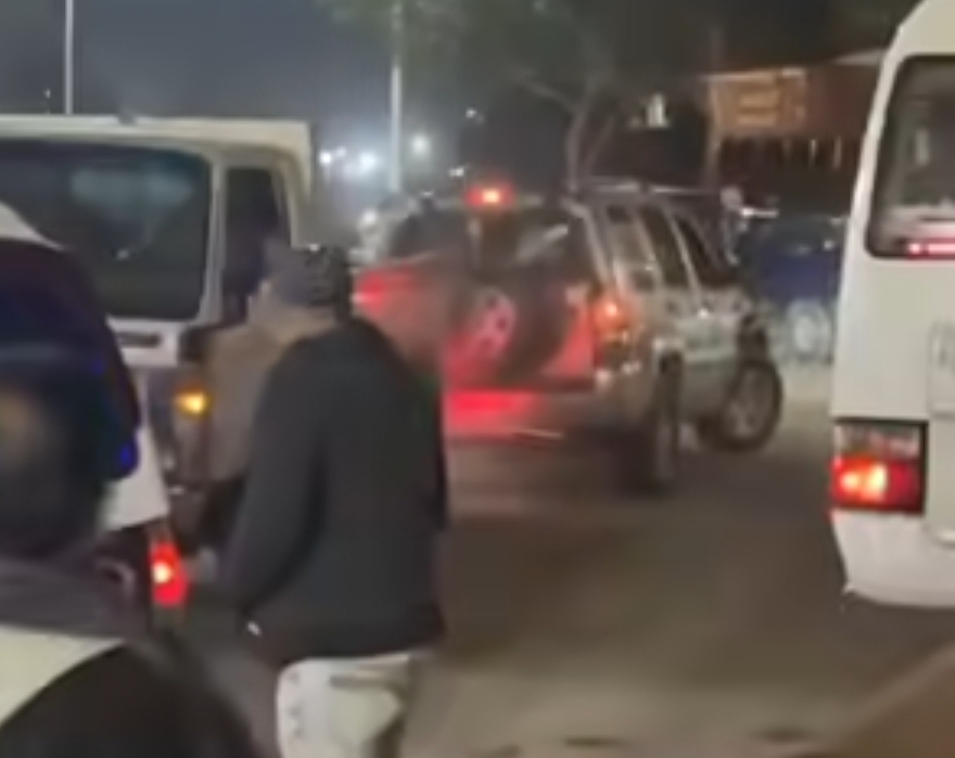 ملصق علم الكيان الإسرائيلي على سيارة يشعل غضب المصريين .. فيديو