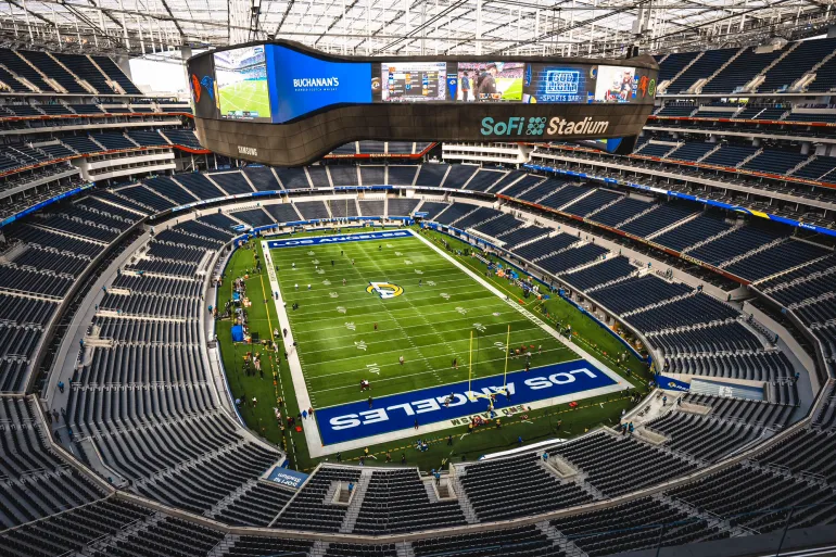 السياسة تقتحم الملاعب.. نجوم العالم بين الإلغاء والترقّب